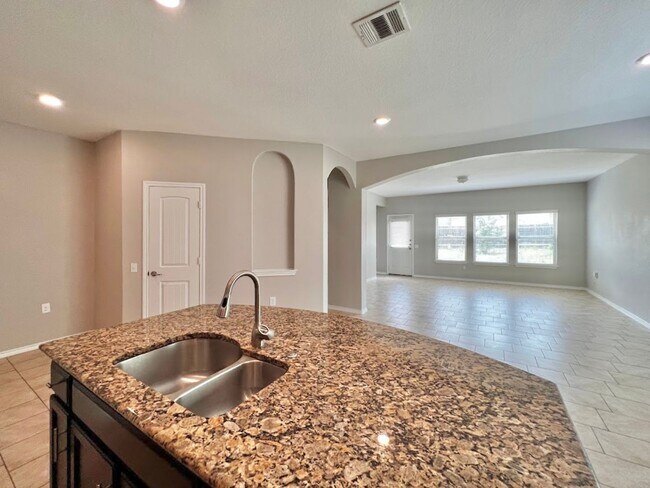 Building Photo - Northeast Crossing Neighborhood. Close to ...