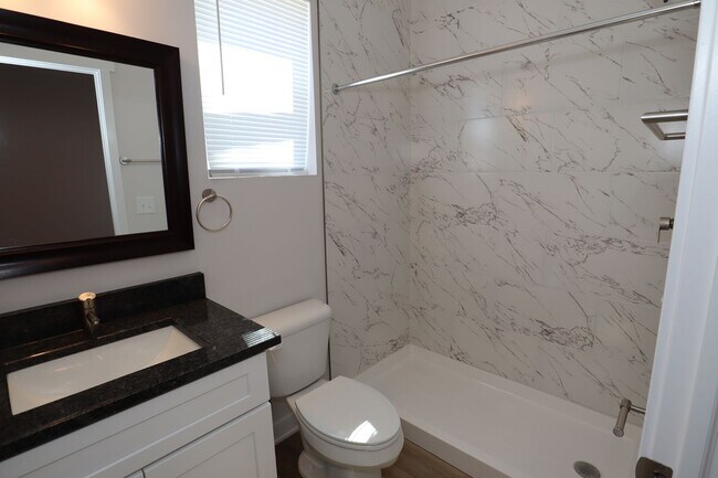 Building Photo - 3 Bedroom Upstairs Duplex in Near Eastside!