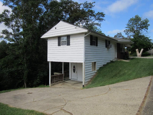 Primary Photo - 4 Circle Dr