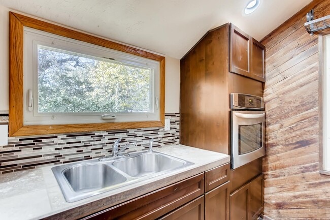 Building Photo - 1525 Crestmore Pl