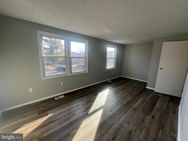 Building Photo - 132 Savannah Ct