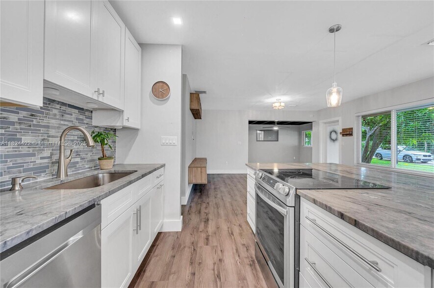 Building Photo - 4764 NE 15th Way