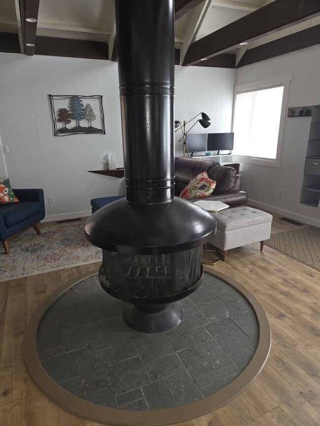 Building Photo - Quiet furnished cabin for ski lease