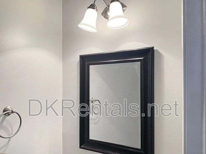 Building Photo - Room in Townhome on High Park Ln