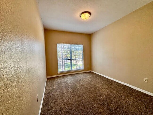 Building Photo - Awesome 3/2 Condo w/ a garage Gate Parkway...