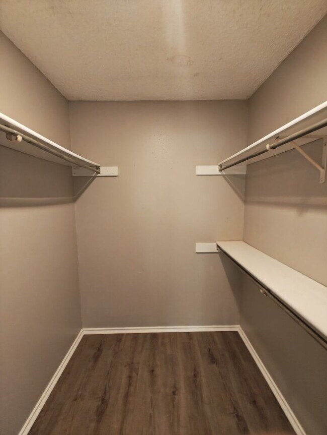 Building Photo - 5512 Lochmoor-