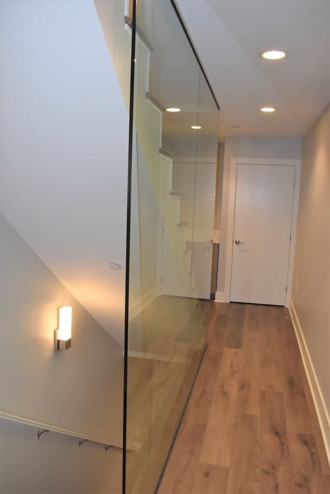 Building Photo - 2 bedroom 2.5 bath Townhome, walking dista...
