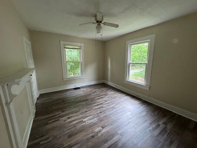 Building Photo - Charming 2 Bedroom Bungalow