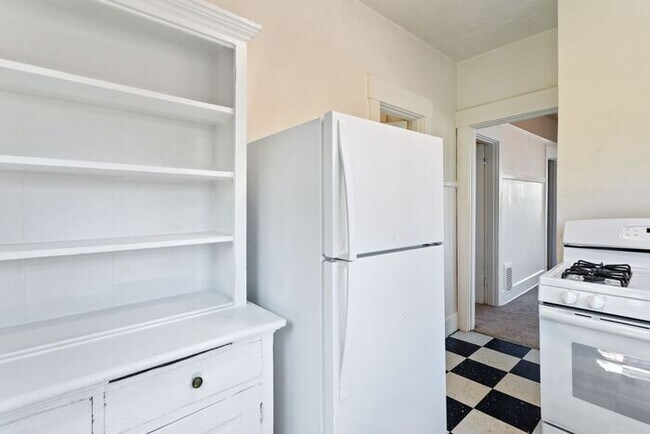 Building Photo - 1 Bedroom close to SW! Pets Ok! Walking distance to Providence Park!