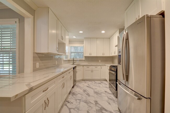 Building Photo - 5604 Whitehaven St