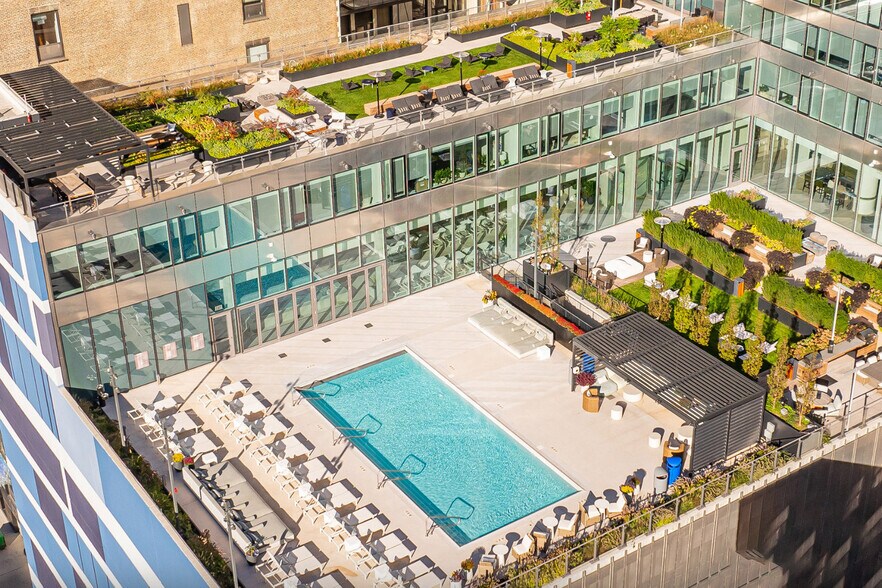 Building Photo - 1000 S Michigan Ave