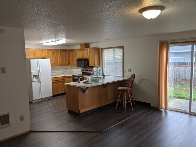 Building Photo - Large 4 bedroom