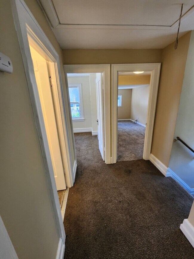 Building Photo - Charming 3-Bedroom Property In Prime location