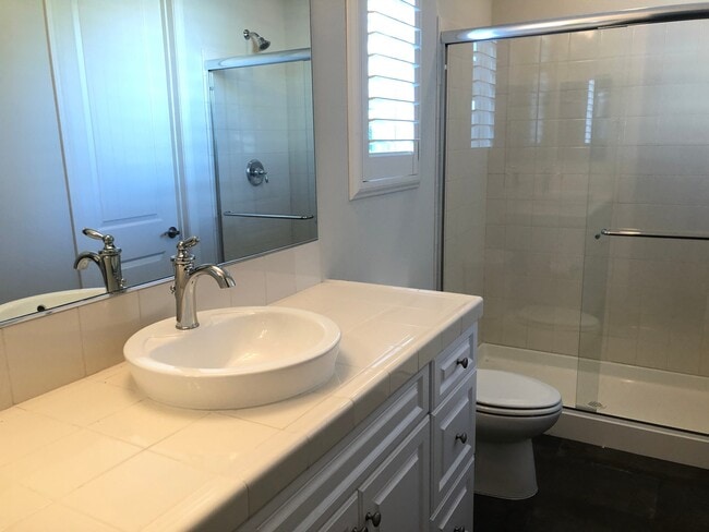 Building Photo - Stunning 4-Bedroom Home in the Desirable G...