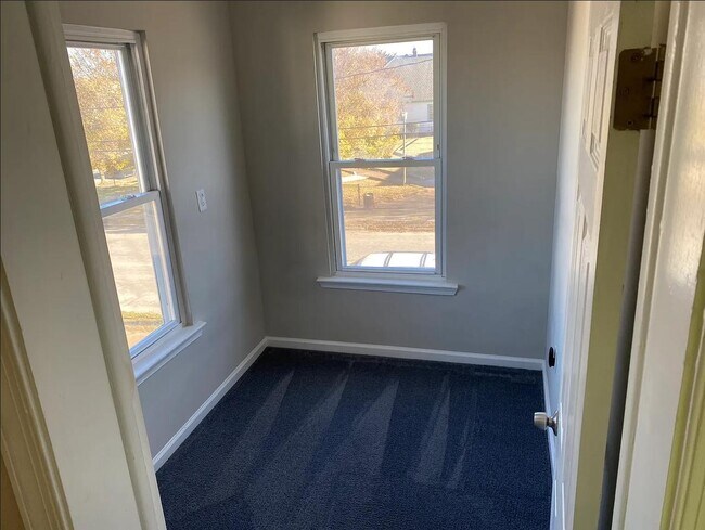 Building Photo - 327 S Main St