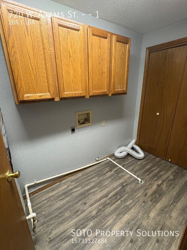 Building Photo - 720 W Adams St