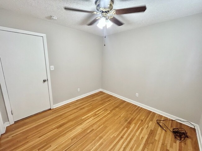 Building Photo - THREE BEDROOM/TWO BATH SPACIOUS HOME - CON...