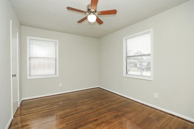 Building Photo - Christmas Move-In Special! Sign a lease now and get 50% off your first month’s rent. Hurry — offe...