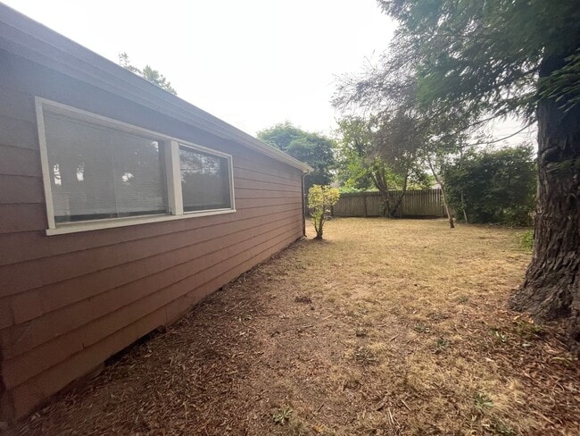 Building Photo - Charming Pet Friendly, 3-Bedroom 1-Bath, p...
