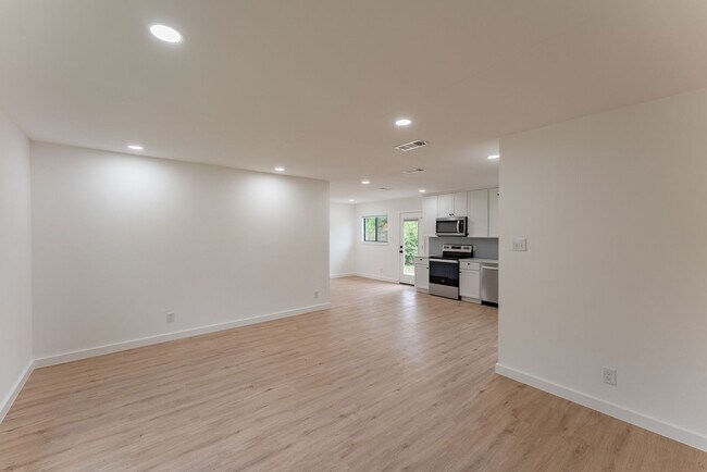 Building Photo - Incredible Windsor Park location right in the heart of Austin!