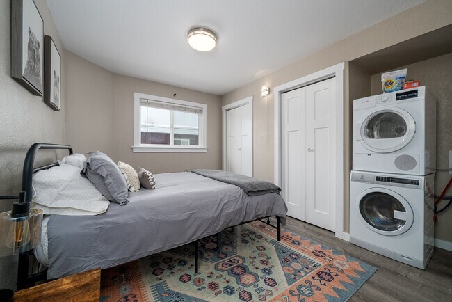 Building Photo - 909 E 46th Ct