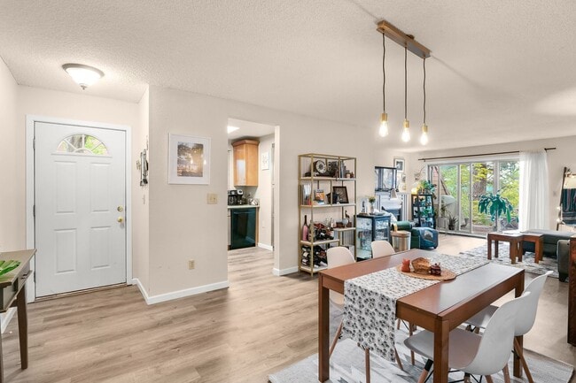 Building Photo - Lovely 2 Bedroom/1.5 Bath Mt Park Condo w/ Garage