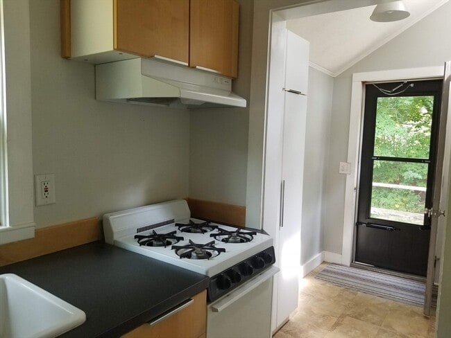 Building Photo - 980 Careswell St