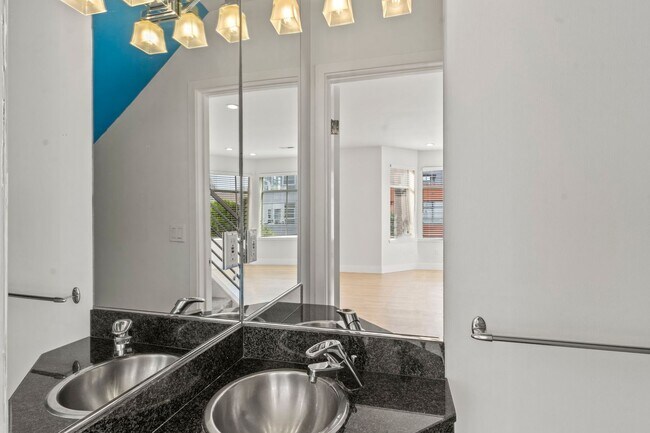 Building Photo - Lovely 2 Bed, 1.5 Bi-Level Hayes Valley Co...