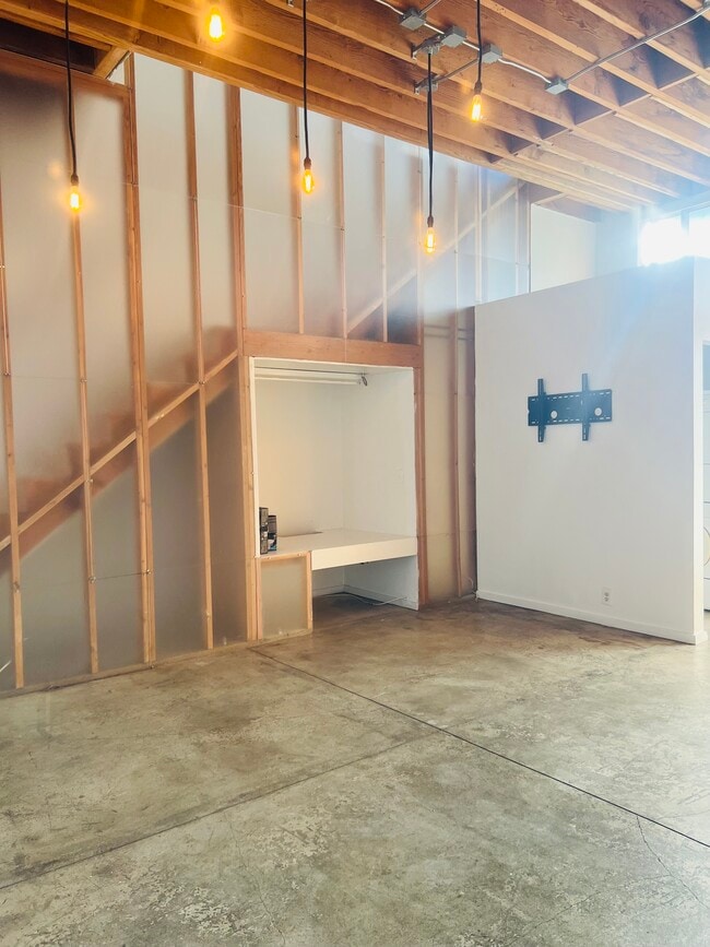 Building Photo - 6415 Willoughby Ave