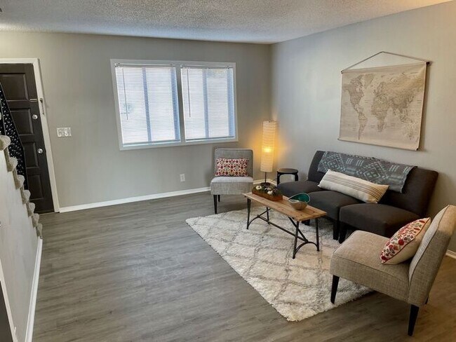 Building Photo - Cute and Convenient South Nashville Townhouse near BNA and Woodbine - Renovated