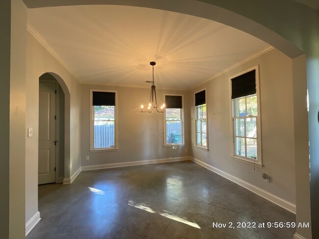 Building Photo - 581 Alexander St