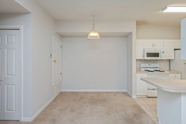 Building Photo - First Floor Oaks Unit!