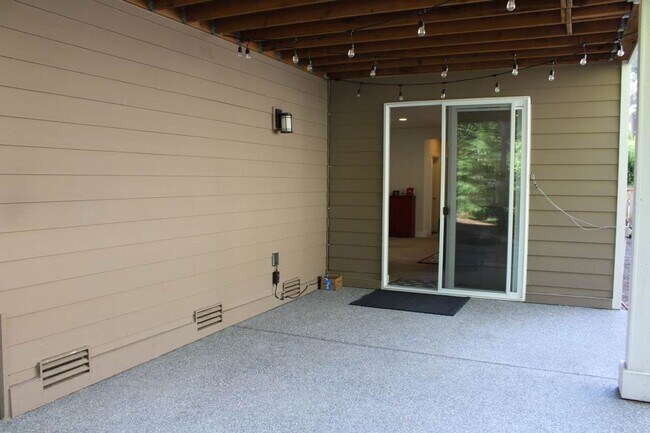 Building Photo - Spacious Luxury Home in Gated Community Ne...