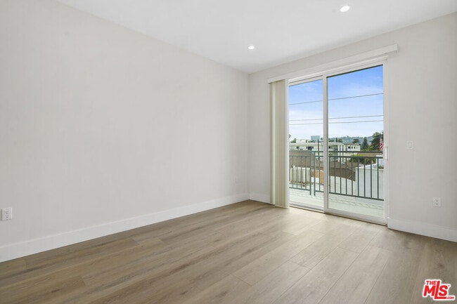 Building Photo - 11042 La Maida St