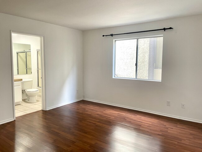 Building Photo - Beautiful 2 Bed/2 Bath with Hardwood Floors, Central Air Conditioning, Stainless Steel Appliances...