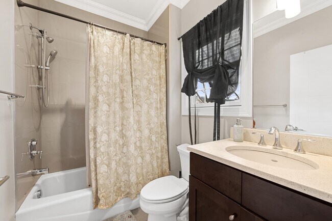 Building Photo - 165 Thorne St