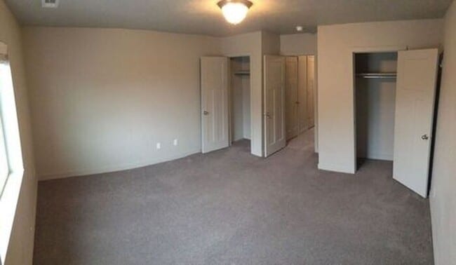 Building Photo - Beautiful 3 Story Vineyard Townhome