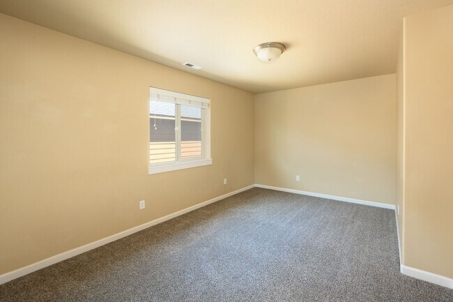 Building Photo - Wonderful 4 bedroom in SE Bend!