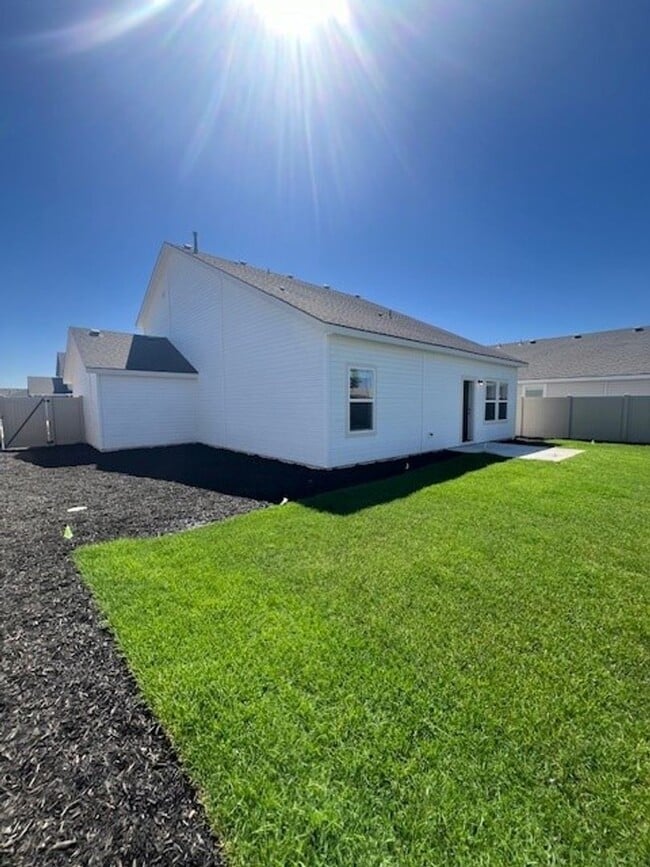Building Photo - Newer 4 bed 2.5 bath home in Caldwell, just off Middleton Rd and Ward Rd.