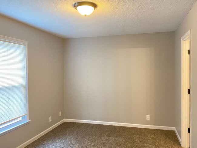 Building Photo - Newly Remodeled! 3Bdr/2Ba Home