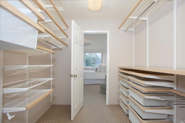 Building Photo - Updated and Bright 2 Bedroom Condo with Wr...
