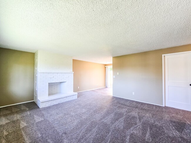 Building Photo - Remodeled Unit in Duplex