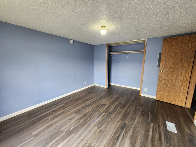 Building Photo - 700 W Ridgeway Ave