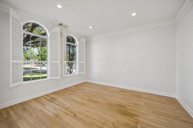 Building Photo - 4601 Mimosa Dr