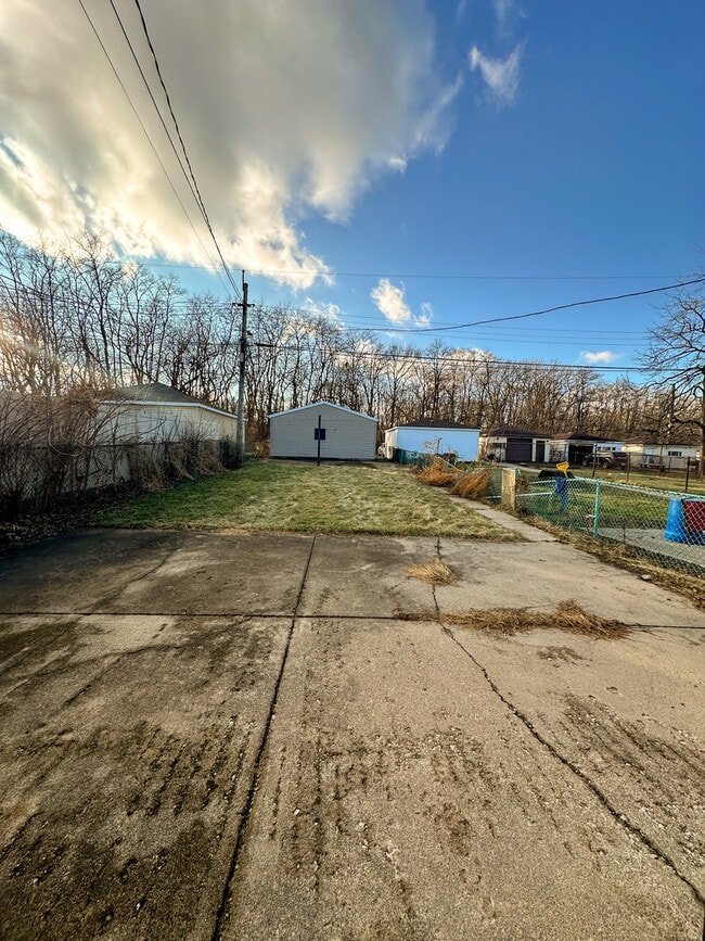 Building Photo - 8626 S Damen Ave