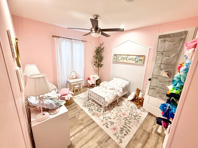 Building Photo - 5250 Hummingbird Ln