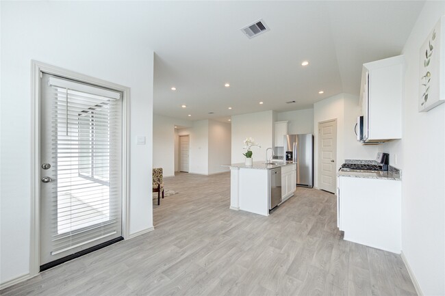 Building Photo - 1806 Laguna Wy