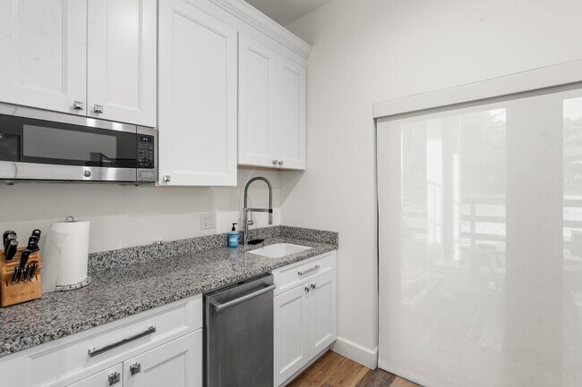 Building Photo - 14492 Equestrian Way