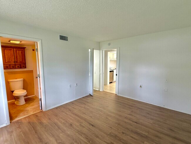 Building Photo - 4602 Martinique Way