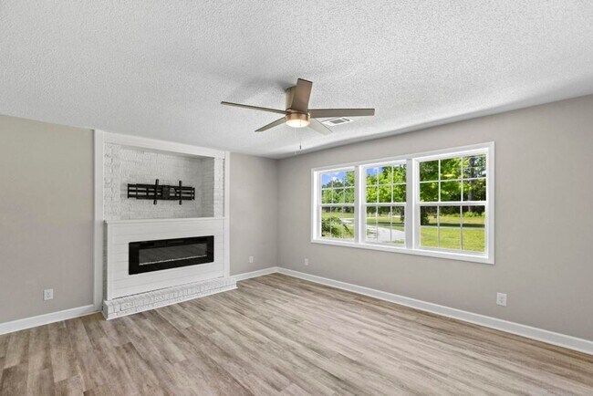 Building Photo - Charming Country Home on 1+ Acres